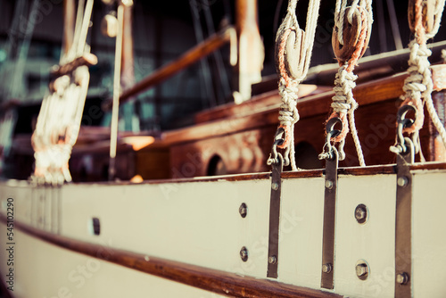 Segelboot aus Holz