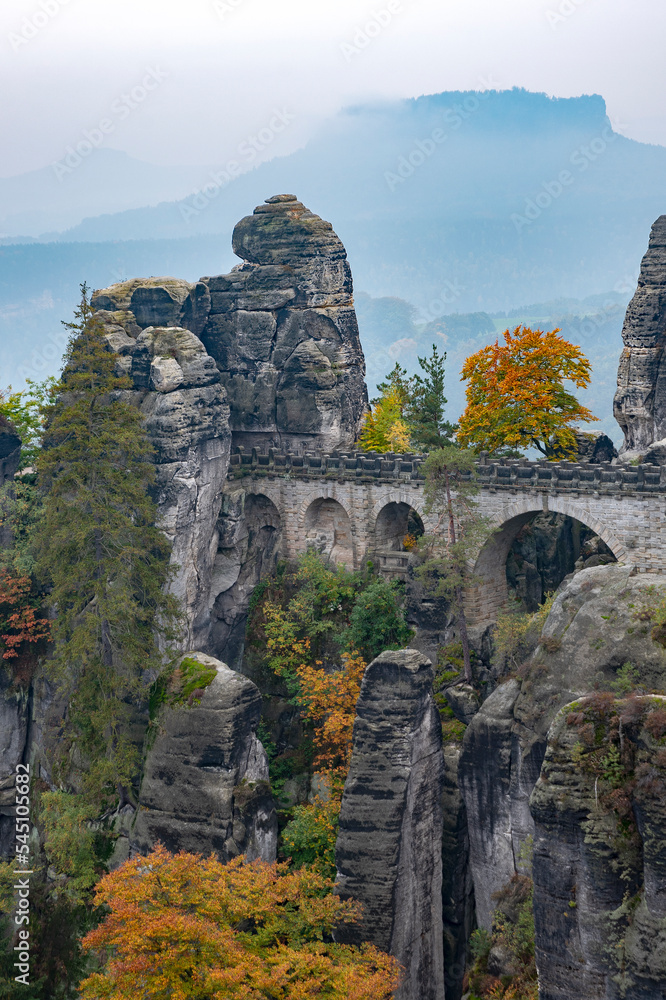 Herbstlicher Blick auf die Bastei in der Sächsischen Schweiz