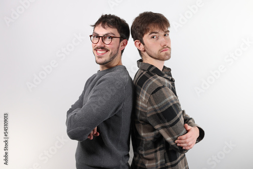 deux jeunes amis sont dos à dos, souriant et les bras croisés. Détouré, sur fond blanc photo