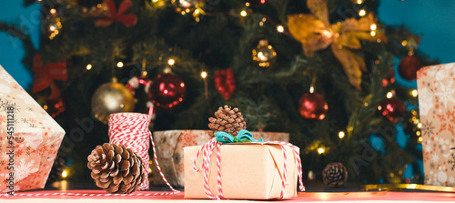 Canvas-taulu Christmas gift box under tree