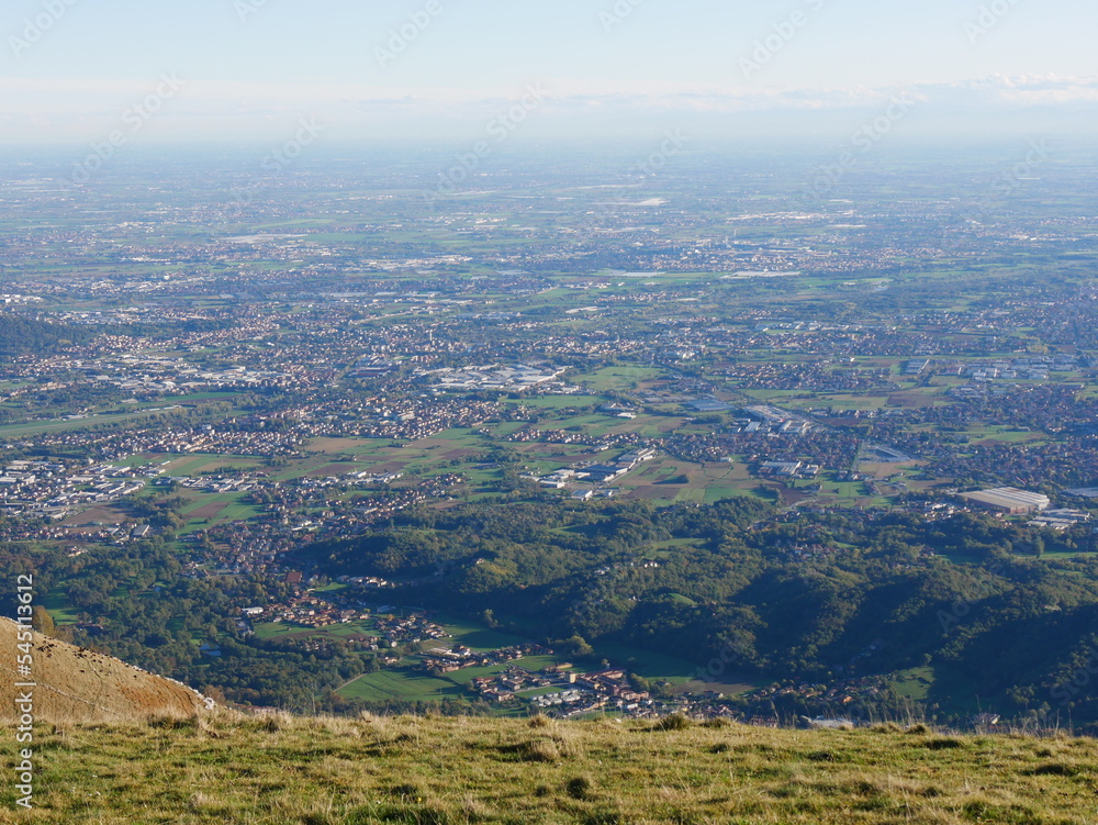 panorama della pianura bergamasca vista dal monte linzone
