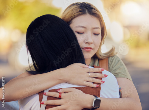 Fotografia Woman, friends and love hug in city outdoors together for sorry, support and lesbian couple forgive in street