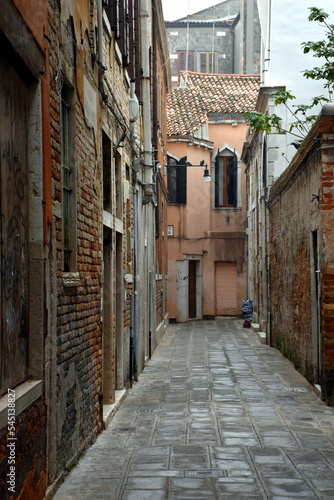Häuser in einer engen Gasse in Venedig
