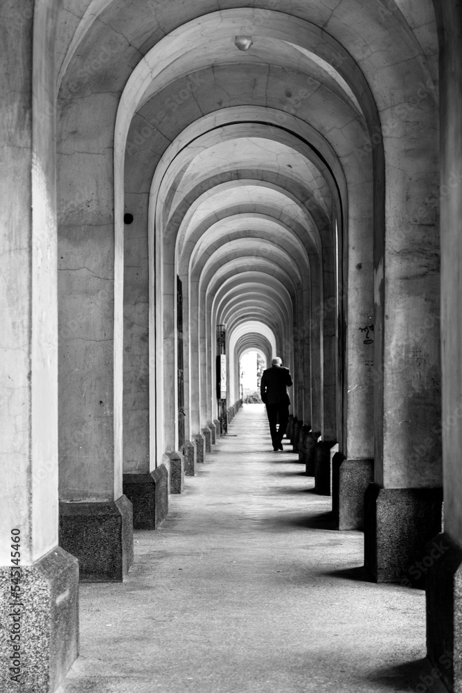 Paseo por túnel en blanco y negro 