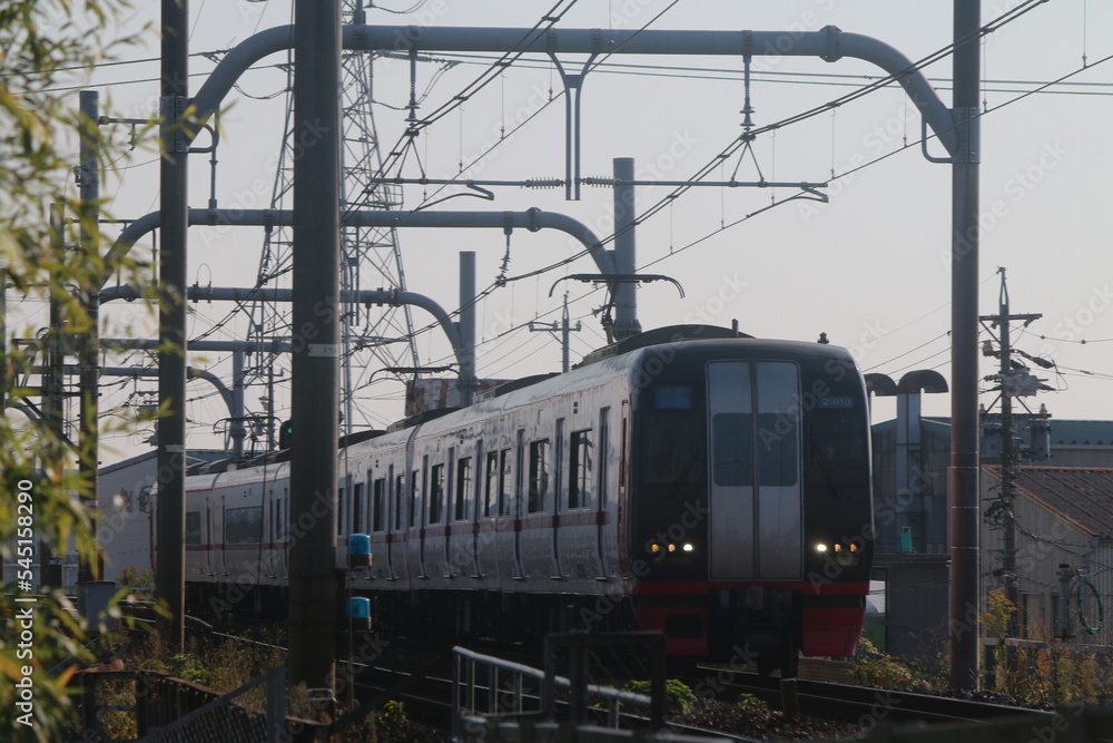 晴れた日の名古屋鉄道の電車