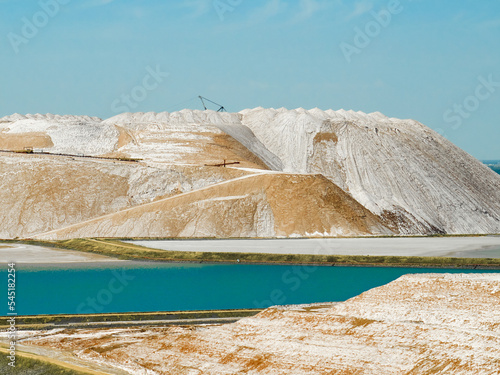 Fotografiet Brine settler flowing from potassium salt piles and dumps