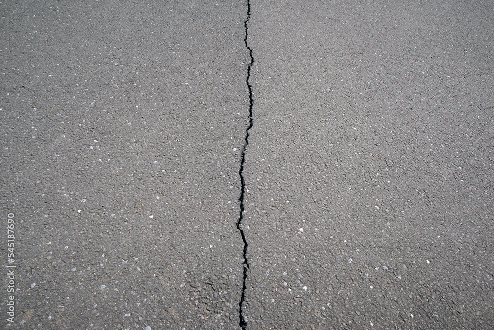 Obraz premium Riss am Asphaltboden