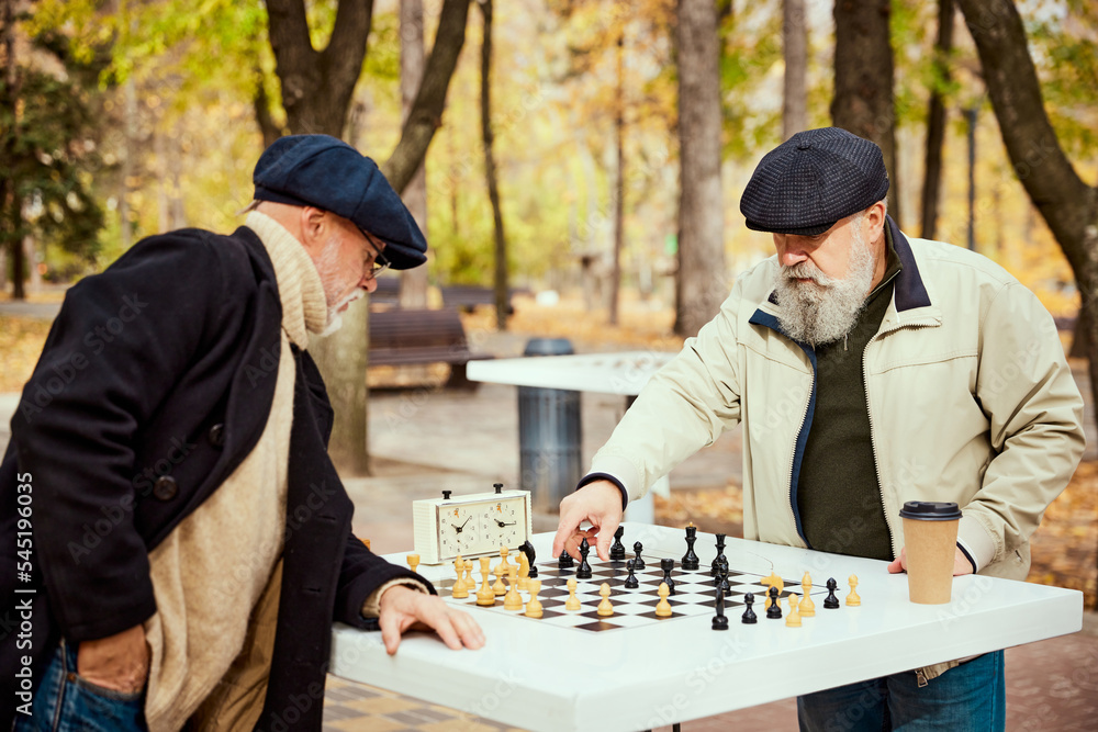 People playing chess park hi-res stock photography and images - Page 3 -  Alamy