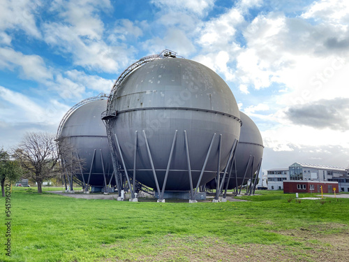 Foto Spherical gas tanks for storage and stockpiling