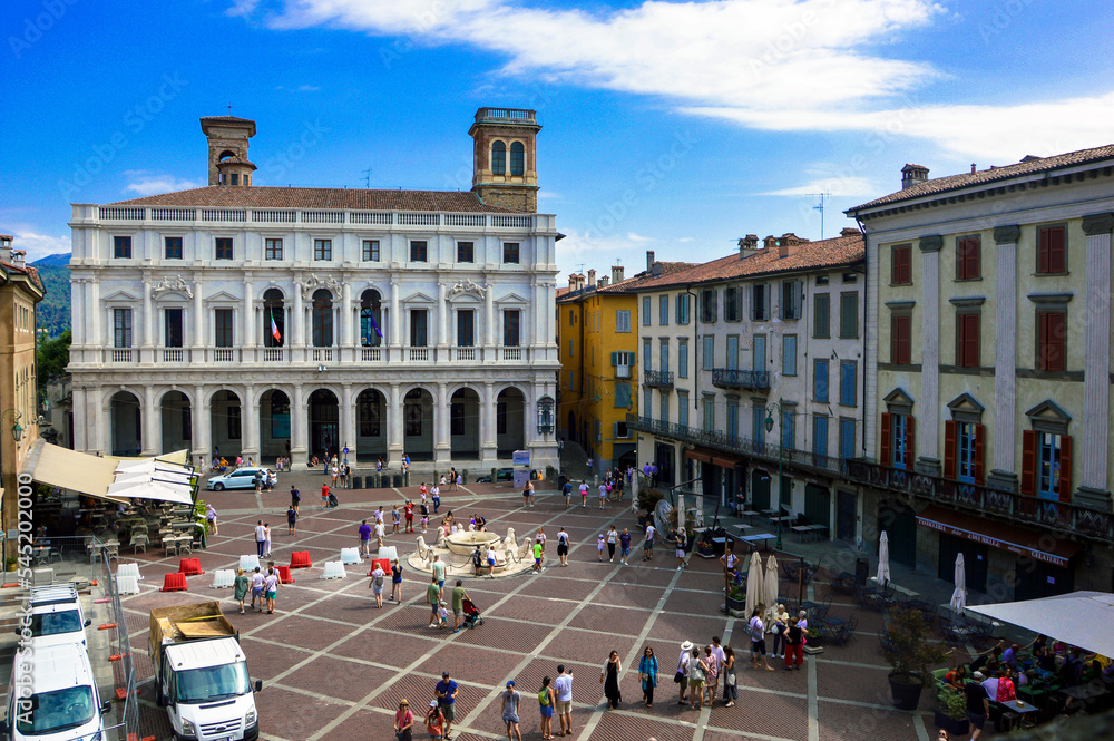 Obraz premium Piazza Vecchia in Bergamo Alta, with the civic library in the front. 