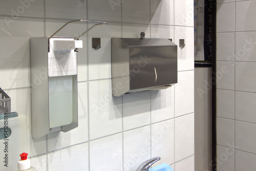 Seifenspender und Papiertuchhalter in der Gastronomie