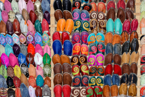 Babuschen, traditonelle Schuhe zum Verkauf an einem Stand im Souk, Basar, Essaouria, Marokko, Afrika photo