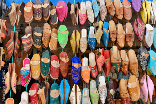Babuschen, traditonelle Schuhe zum Verkauf an einem Stand im Souk, Basar, Essaouria, Marokko, Afrika