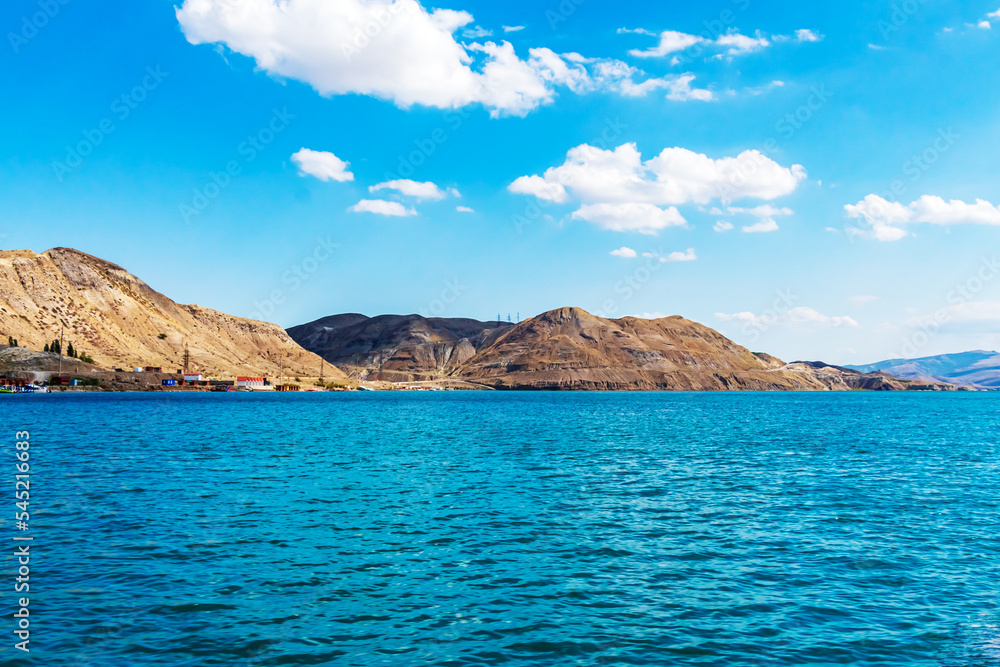Naklejka premium Turquoise mountain lake among the rocks.