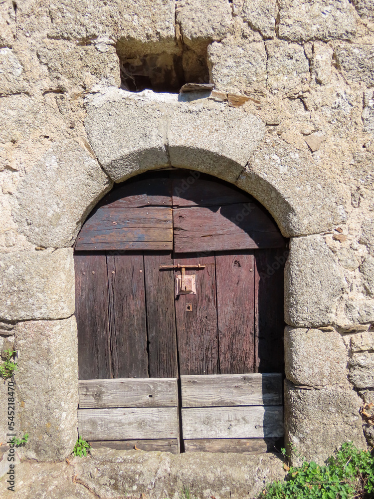 Porte d'une maison dans les Cévennes, Occitanie