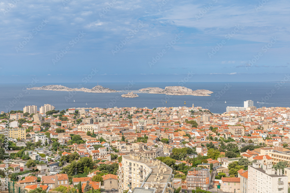 Vue sur Marseille, le Château d'If, l'île du Frioul et l'île Pomègues depuis la Basilique Notre-Dame-de-la-Garde