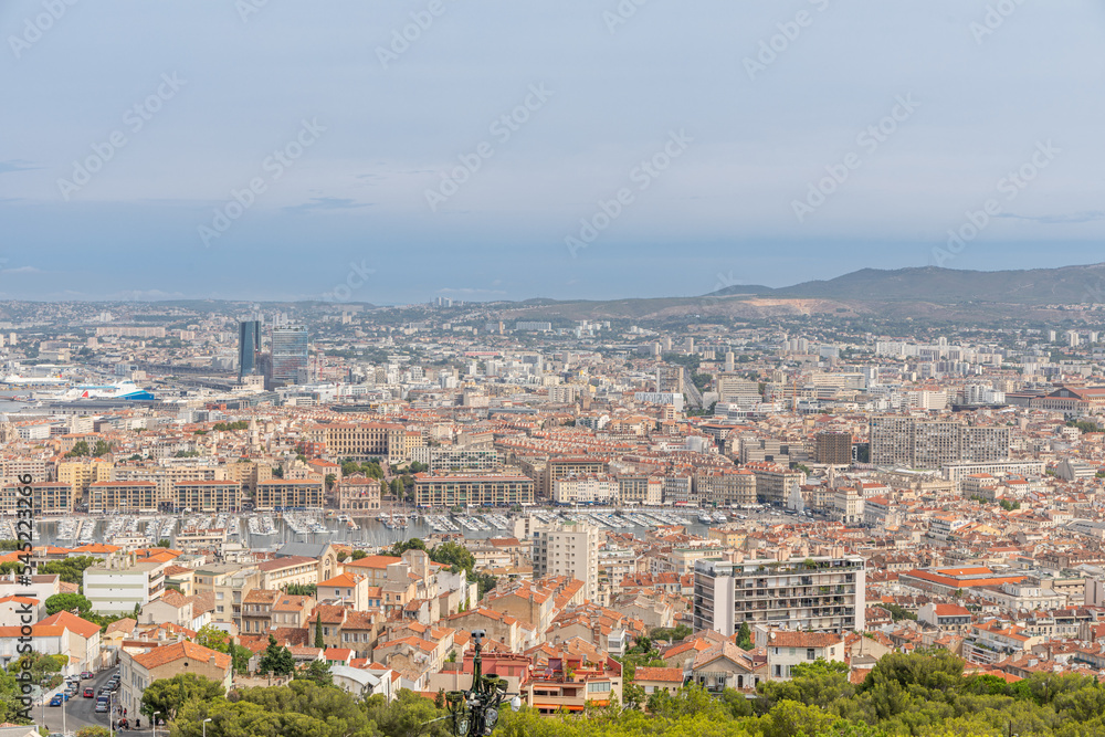 Vue sur Marseille, le port industriel et le Vieux-Port depuis la Basilique Notre-Dame-de-la-Garde