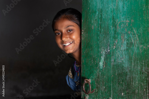 Quadro su tela School girl peeping from a classroom