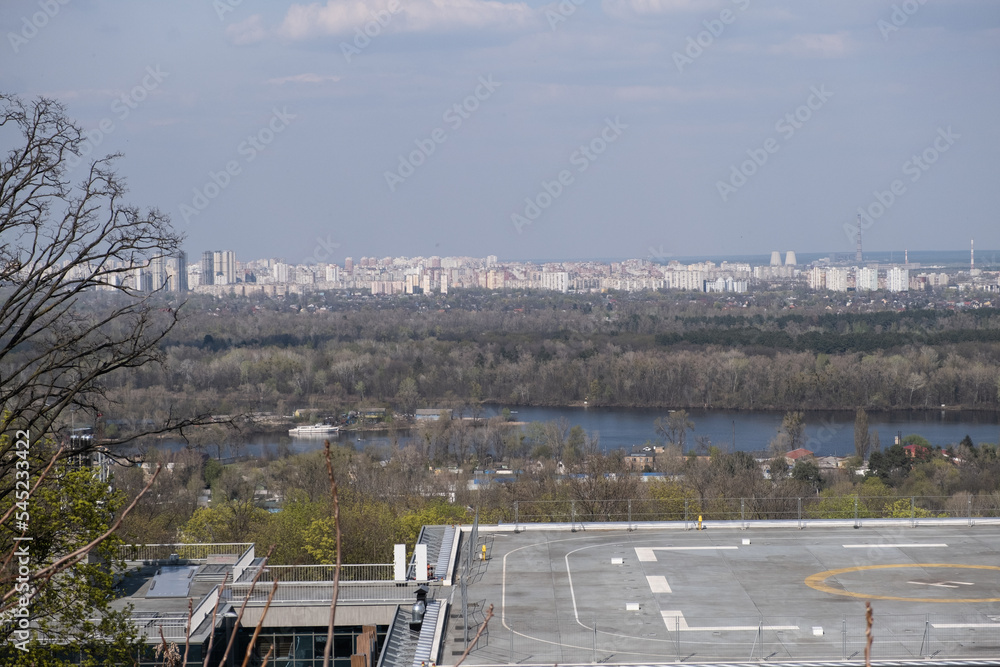 Obraz premium Left bank of Dnipro river in Kyiv area in Spring, shot at Mariinskyi Park, Kyiv, Ukraine