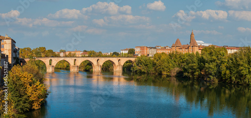 Tableau sur toile Old bridge over the Tarn river in Montauban, in Tarn et Garonne, in Occitanie, F