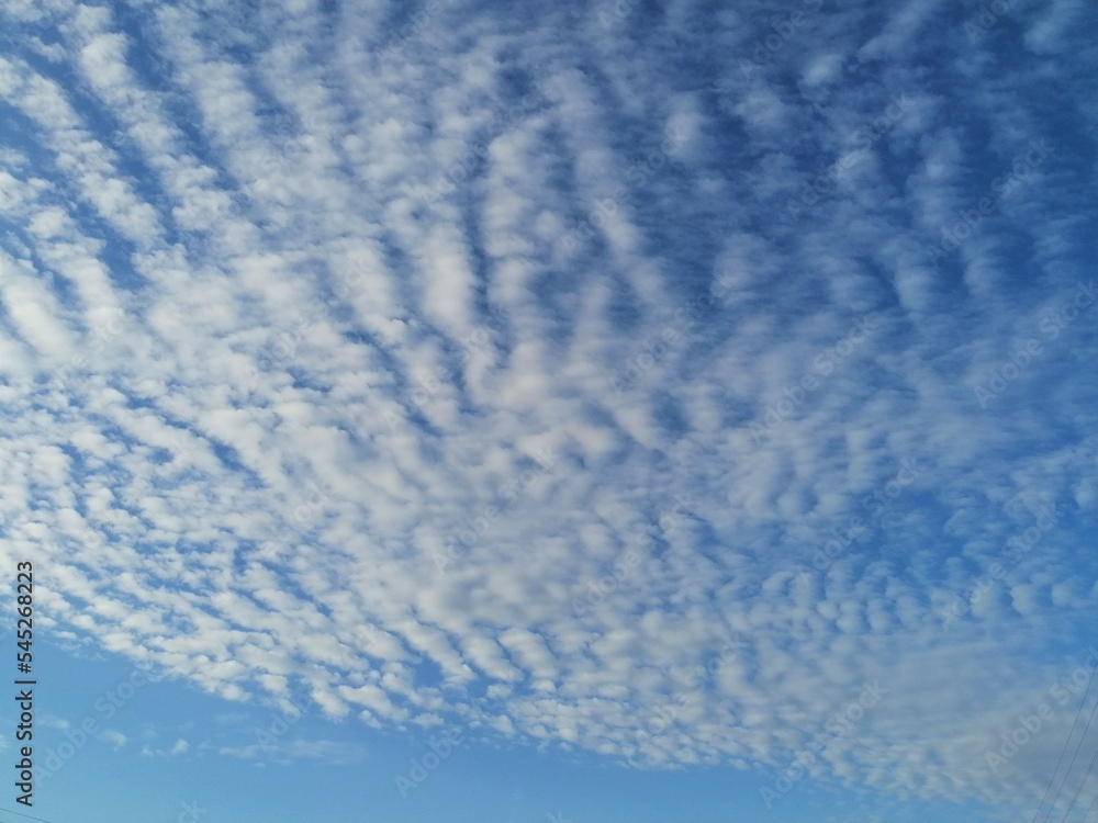 Fondo natural con detalle de nubes sesgadas en tonos blancos y cielo azul intenso Fondo natural con detalle de nubes sesgadas en tonos blancos y cielo azul intenso