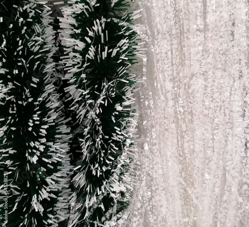 Fondo con detalle y textura de espumillon de navidad en tonos blancos y verdes photo
