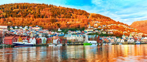 Tableau sur toile Bryggen harbor panorama at sunset in Bergen, Norway