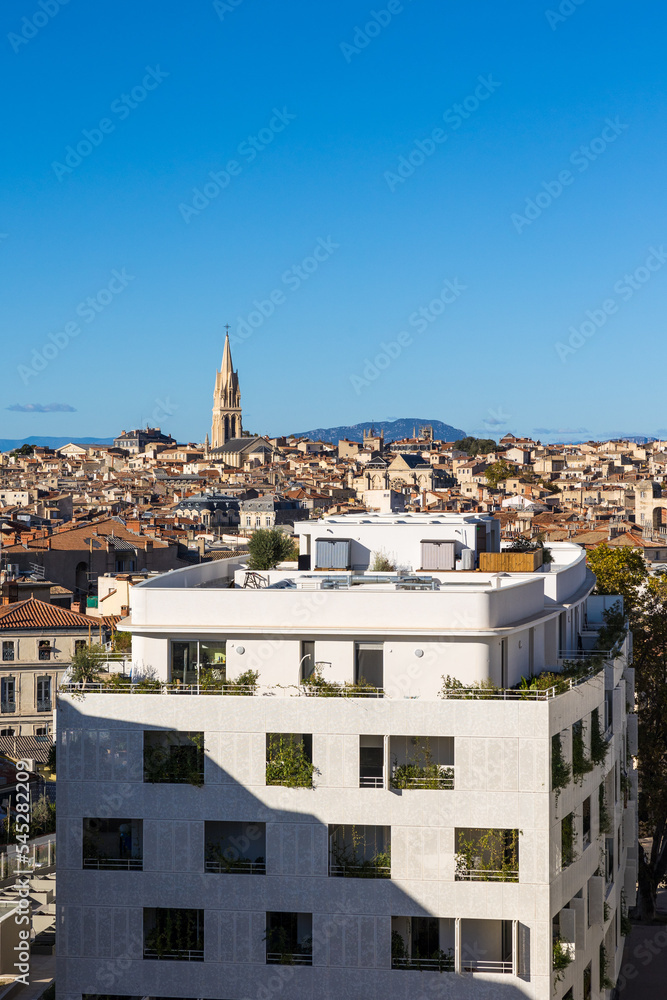 Vue sur le centre historique de Montpellier avec le Pic SaintLoup et