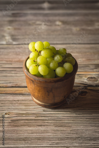 Bol en bois rempli de délicieux raisins verts