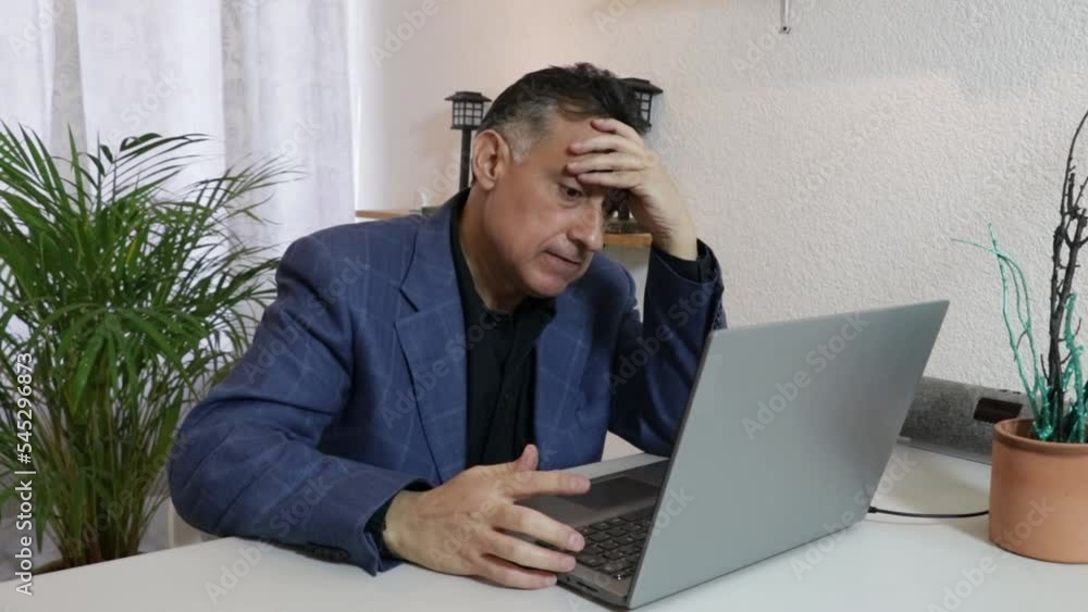 Hombre ejecutivo latino enojado frente a computadora