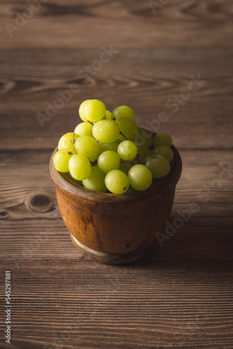 Bol en bois rempli de délicieux raisins verts