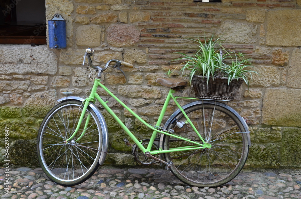 Vélo en décoration à Bergerac (Dordogne - Nouvelle-Aquitaine - France)