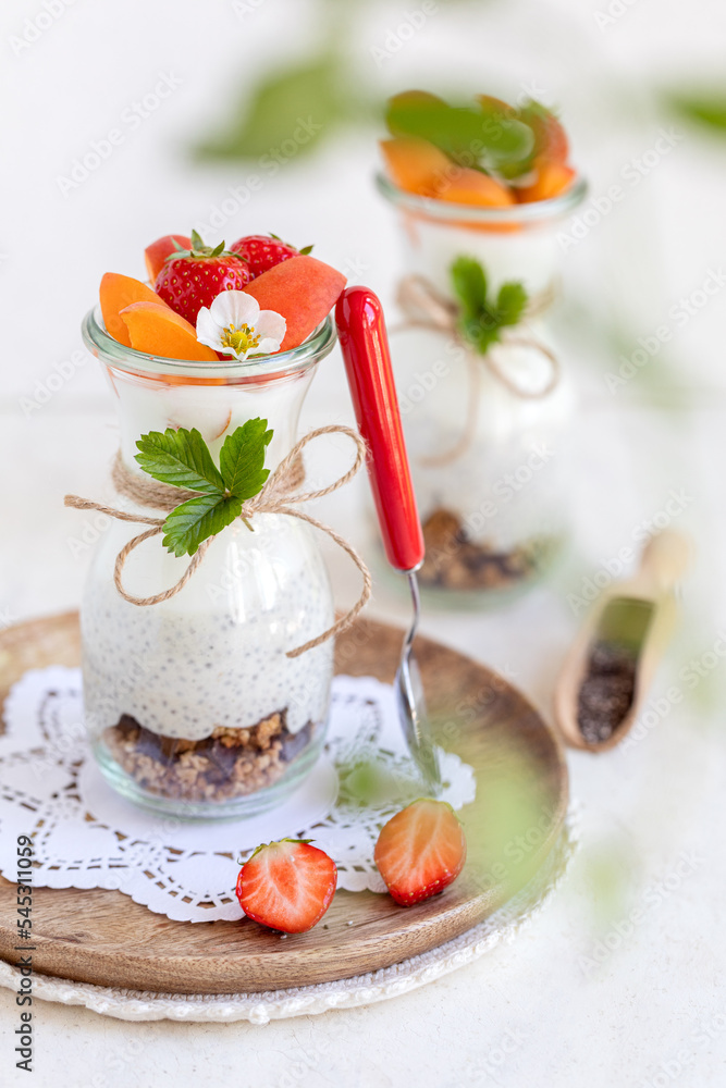 Fit jogurt z chia, musli i owocami