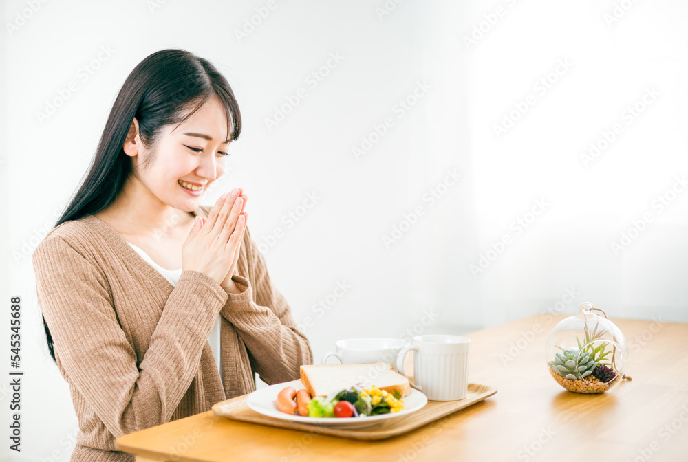 家でご飯を食べる日本人女性(いただきます)
家でご飯を食べる日本人女性(いただきます)