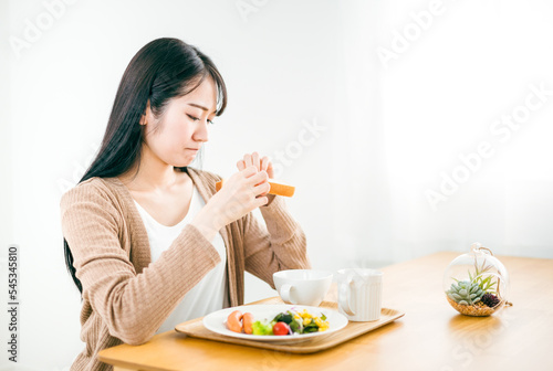 拒食症・食欲不信で食パンを食べられない日本人女性 