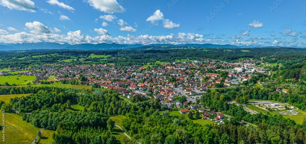 Ausblick auf den Markt Peißenberg in Oberbayern - südlich der Bergehalde, mit Alpenblick
