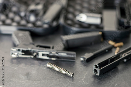 Tapety artystyczne disassembled gun for cleaning