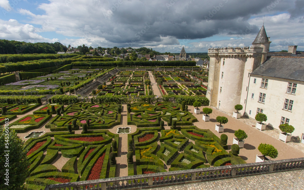 parc et jardin du Château de Villandry, célèbre château de la Loire en touraine en été 