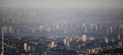 Fotografiet A thick layer of air pollution is seen covering the city of Sao Paulo, Brazil
