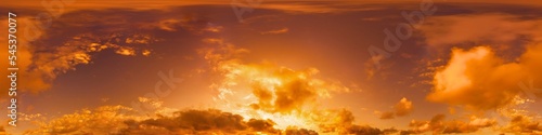 Foto Golden glowing red orange overcast sunset sky panorama