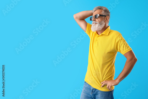 Senior bearded man in sungl...