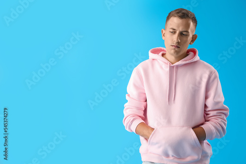Thoughtful young man on blu...