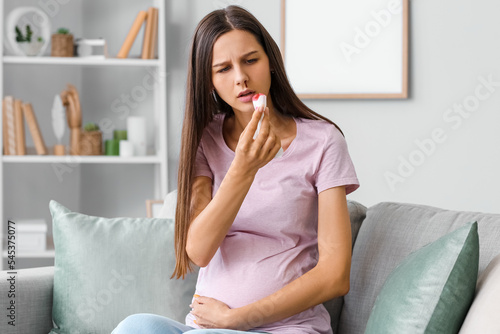 Young pregnant woman with n...