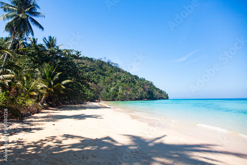 Fototapeta Naklejka Na Ścianę i Meble -  beautiful tropical beach in Thailand with longtail boats
