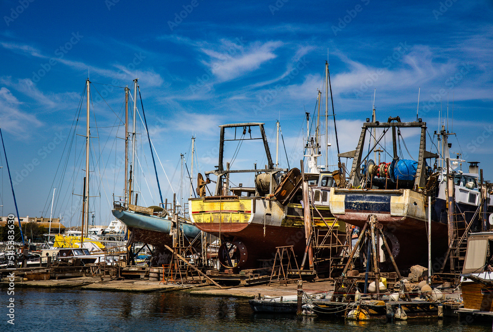 Vieux bateaux de pêche dans le port du Grau du Roi