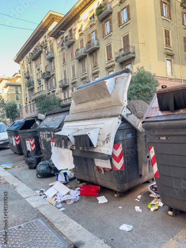 Canvas Print Trash on the street, Rome, Italy