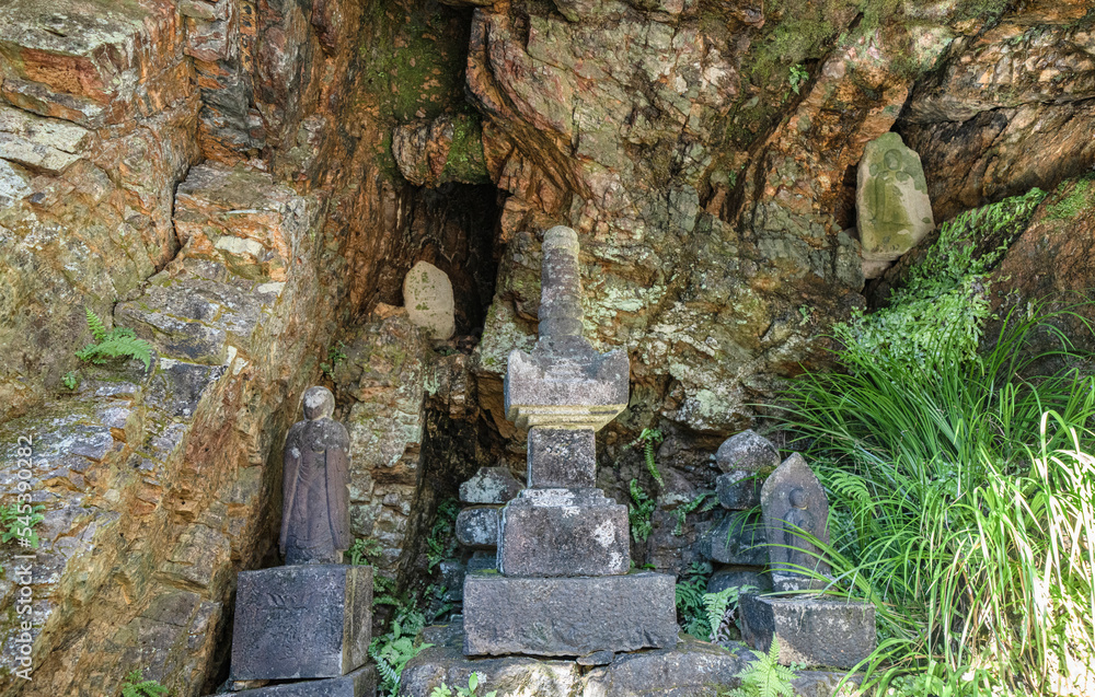日龍峯寺の境内の景色　宝篋印塔
