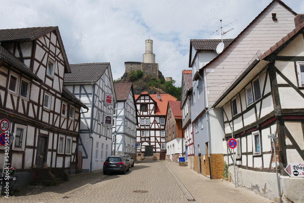 Quergasse mit Felsburg in Felsberg