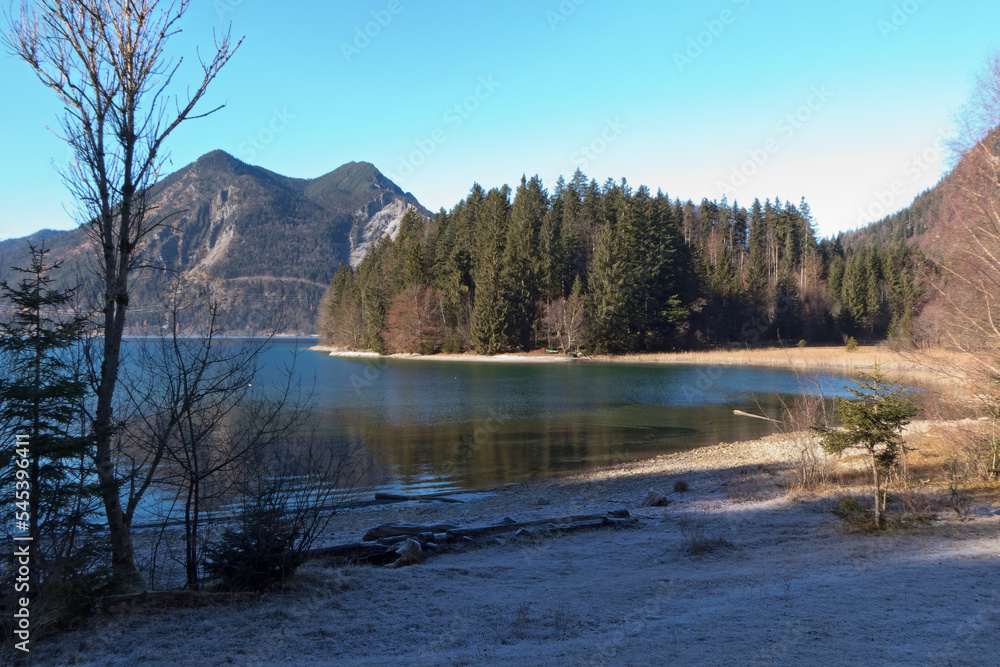 der bayerische Walchensee mit seiner Halbinsel bei Sachenbach; im Hintergrund die Berge Herzogstand und Heimgarten der bayerische Walchensee mit seiner Halbinsel bei Sachenbach; im Hintergrund die Berge Herzogstand und Heimgarten