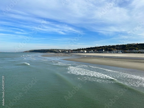 Digue sur la mer 